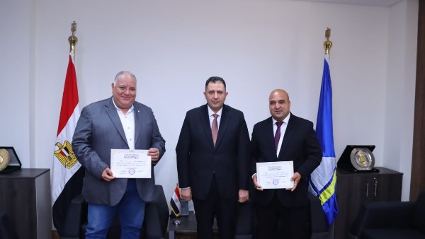 محافظ دمياط يُكرم رئيس مجلس مدينة رأس البر ونائبه تقديرًا لجهودهما محافظ دمياط يُكرم رئيس مجلس مدينة رأس البر ونائبه تقديرًا لجهودهما