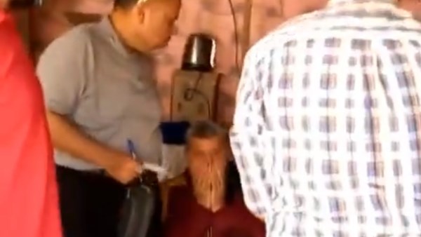 بقال عمل نفسه ميت من 4 سنوات.. تموين الغربية تكشف حقيقه إغماء تاجر أثناء حملة لضبط السجائر المغشوشة| صور بقال عمل نفسه ميت من 4 سنوات.. تموين الغربية تكشف حقيقه إغماء تاجر أثناء حملة لضبط السجائر المغشوشة| صور