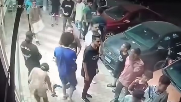 لحظة الاعتداء على فتاة بشوارع طنطا 
