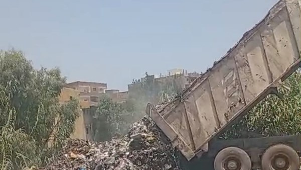 تجميع القمامة بطول مياه بحر شبين بالسنطة 