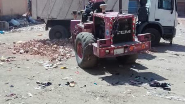 رفع تلال القمامة