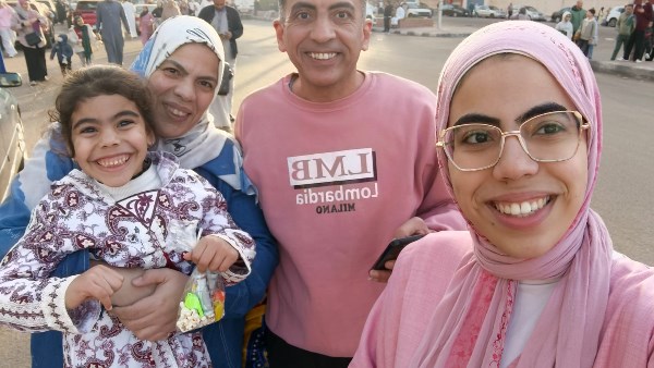 فرحة أسرة الطالبة افنان الخامس جمهورية ضمن اوائل الثانويه العامه 
