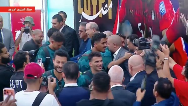 وزير الطيران في استقبال المنتخب 
