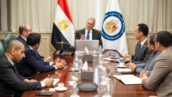 وزير البترول فى الاجتماع 