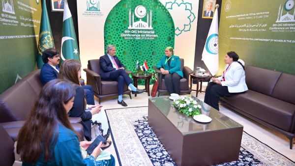 المستشارة أمل عمار تلتقي وزير حقوق الإنسان الفيدرالي بجمهورية باكستان الإسلامية لبحث سبل تعزيز التعاون المشترك