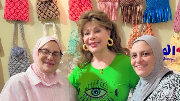 الفنانة صفاء أبو السعود تتفقد جناح المجلس القومي للمرأة بمعرض "ديارنا" بالساحل الشمالي