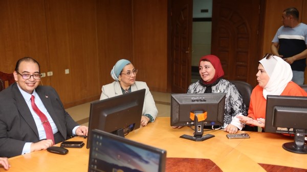 المستشارة أمل عمار ورئيس جامعة كفر الشيخ يتفقدان وحدة مناهضة العنف ضد المرأة بكلية الآداب