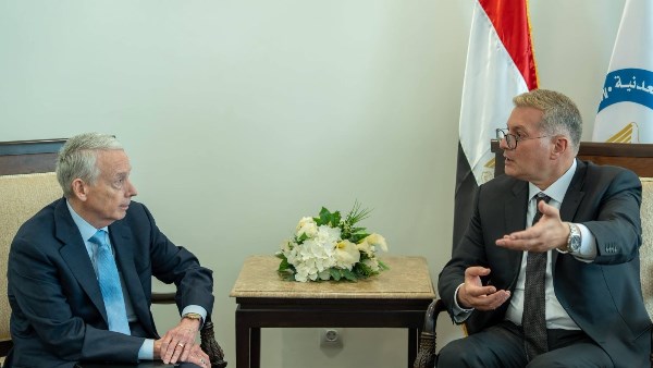 وزير البترول أثناء الاجتماع