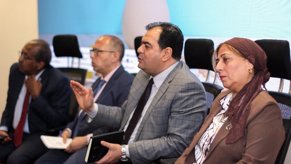 خلال الاجتماع