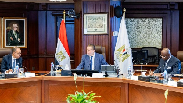 خلال الاجتماع
