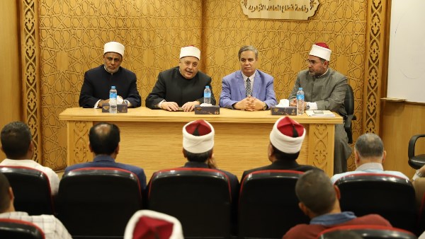 اجتماعًا موسعًا بمديري أفرع الأروقة الأزهرية