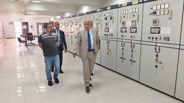 وزير الكهرباء خلال الزيارة