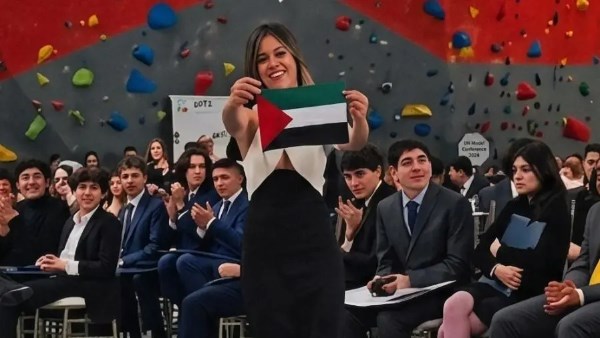 أنطونيلا بيترو ترفع العلم الفلسطيني
