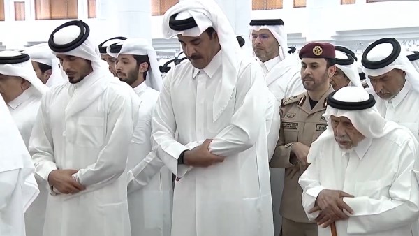 أمير قطر يؤدي صلاة الجنازة على والده 