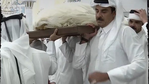 أمير قطر يحمل جثمان والده 