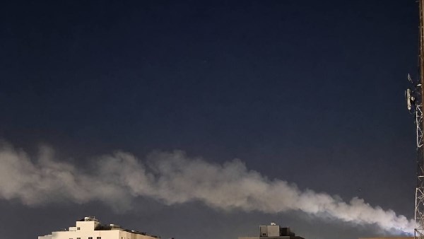 الدخان يتصاعد من قاعدة على سالم 