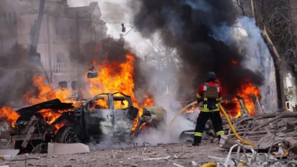 مقتل ثلاثة أشخاص في قصف روسي استهدف مدينة سومي شمالي أوكرانيا