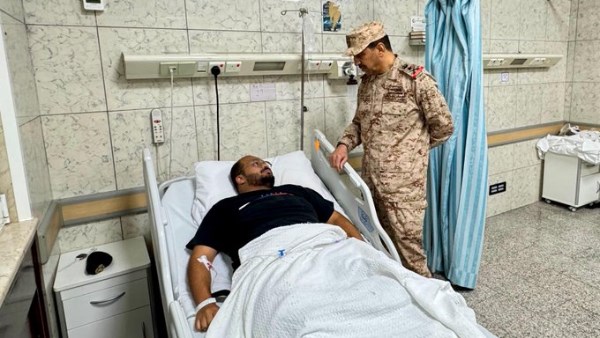 رئيس أركان الجيش الكويتي يزور مصابي القوات المسلحة إثر الهجمات الإيرانية