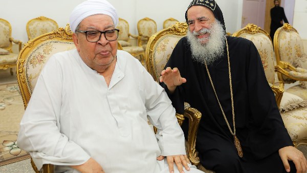 الشيخ محمد الطيب يزور الأنبا بيمن