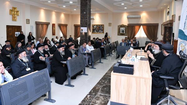 البابا تواضروس يلتقي الممثلين القانونيين ومديري المدارس القبطية 
