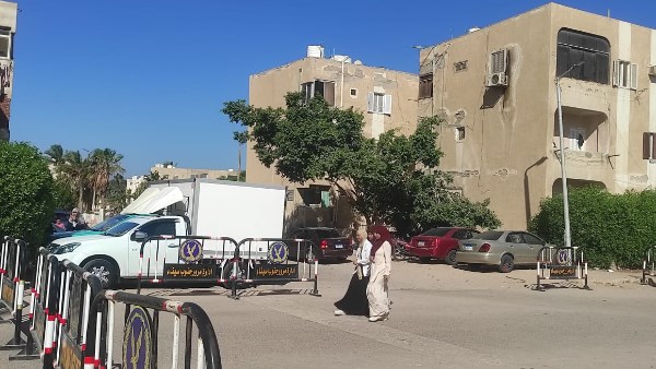 الطلاب خلال دخولهم اللجان 