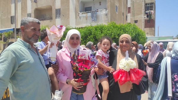 أولياء الأمور يستقبلون أبنائهم الورد امام لجان جنوب سيناء 