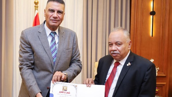 تكريم المحافظ للدكتور نصر 