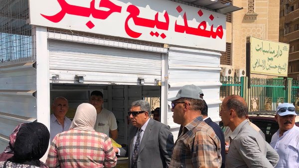 محافظ الدقهلية يتفقد منافذ بيع الخبز المدعم بالمنصورة محافظ الدقهلية يتفقد منافذ بيع الخبز المدعم بالمنصورة