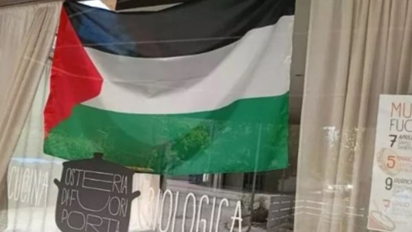 العلم الفلسطيني بمطعم “أوستيريا فوري بورتا” الإيطالي