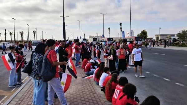 جمهور مصر أمام مطار العلمين
