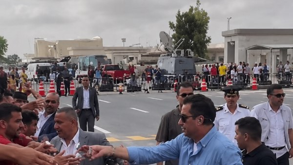 توزيع العصائر علي الجماهير 