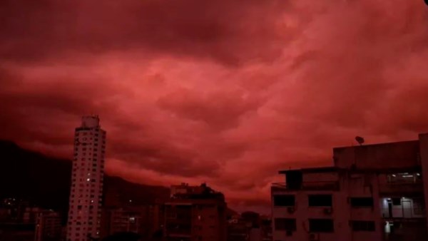 سماء فنزويلا تتلون بالأحمر