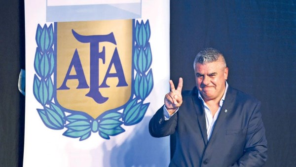 غسيل أموال واحتيال مصرفي.. التحقيق مع رئيس اتحاد الكرة الأرجنتيني بعد الفوز على مصر