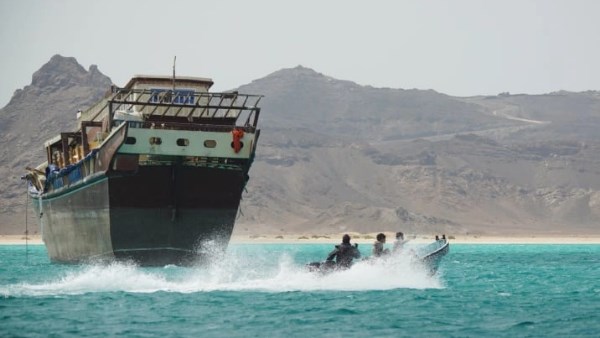 باب المندب على صفيح ساخن.. ماذا لو استخدمت إيران ورقة الممر الملاحي؟