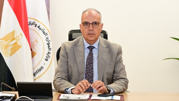 وزير الري يبحث موقف الدراسة الفنية الخاصة بإنشاء وتطوير منظومة صاولات لحجز ورد النيل والمخلفات العائمة