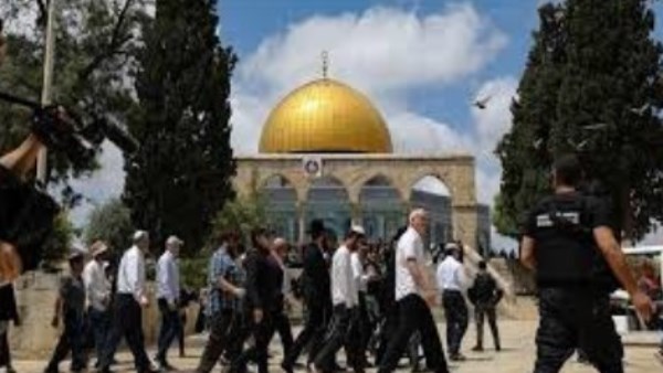 عشرات المستوطنين يقتحمون المسجد الأقصى وسط حراسة شرطة الاحتلال