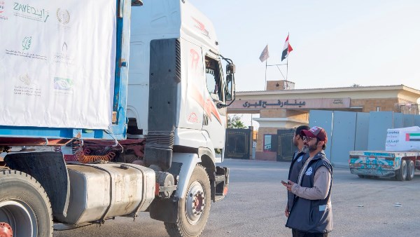 عبور 4 قوافل مساعدات إماراتية إلى الفلسطينيين بقطاع غزة