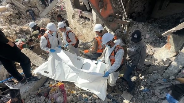 انتشال جثامين 8 شهداء من تحت أنقاض منزل في مدينة غزة