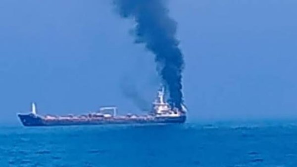 هيئة التجارة البحرية البريطانية : حريق في ناقلة نفط جراء إصابتها بمقذوف مجهول أمام السواحل العمانية