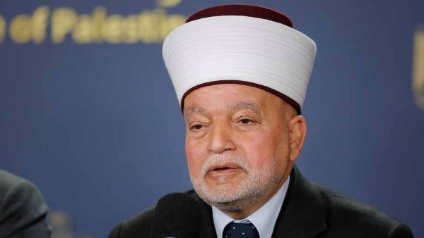 الاحتلال الإسرائيلي يبعد مفتي القدس والديار الفلسطينية عن المسجد الأقصى أسبوعا