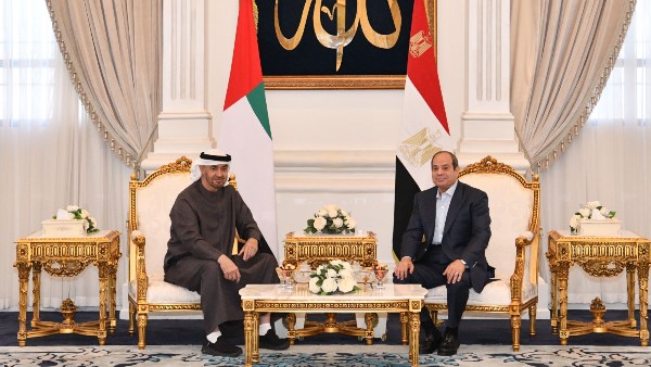 الرئيس السيسي يستقبل الشيخ محمد بن زايد آل نهيان بمطار العلمين