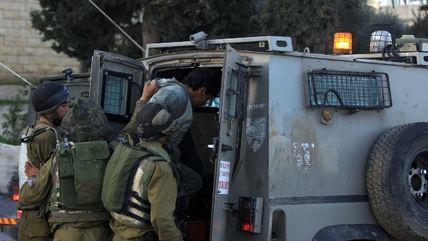 الاحتلال الإسرائيلي يعتقل ثلاثة فلسطينيين بالضفة الغربية الاحتلال الإسرائيلي يعتقل ثلاثة فلسطينيين بالضفة الغربية