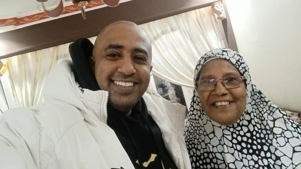 محمد أوتاكا يطلب الدعاء لوالدته بعد تعرضها لحادث سير أليم