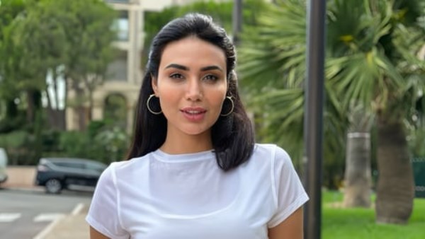 الفنانة السعودية لبنى عبد العزيز 