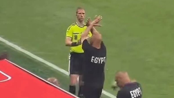 الحكم الصومالي عمر أرتان يتضامن مع حسام حسن في واقعة الأرجنتين