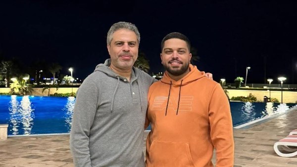نجل معتمد جمال يحتفل بتتويج والده بجائزة الأفضل