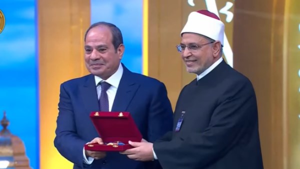 الرئيس السيسي يكرة عدد من علماء الازهر 