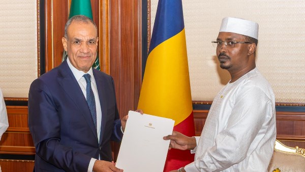 وزير الخارجية يسلم رسالة خطية من الرئيس السيسي الي نظيره التشادي 