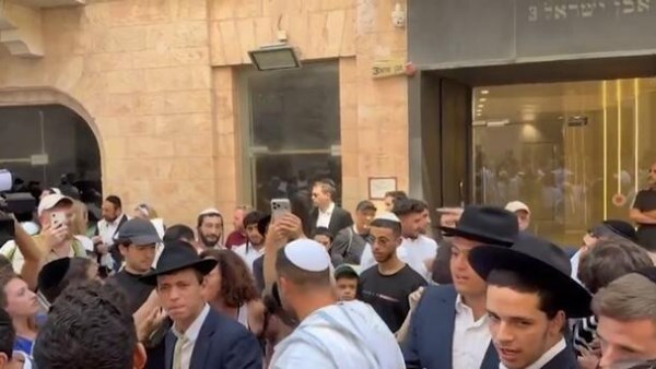 اشتباكات بين حريديم ومتظاهرين علمانيين في القدس احتجاجا على افتتاح مقهى السبت