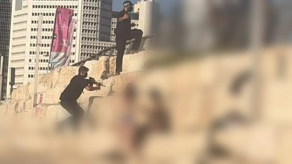 حراس نتنياهو يشهرون أسلحتهم ويأمرون المصطافين بإخلاء شاطئ في تل أبيب